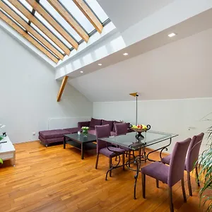 https://apartmany-almandine.praguehotelsweb.com